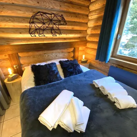 L'ours Noir En Rondins