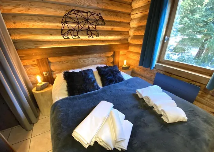 L'ours Noir En Rondins